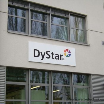 Firmenschild Fassade DyStar