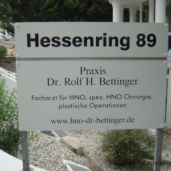 Praxisschild Praxis Dr. Rolf H. Bettinger Hessenring 89